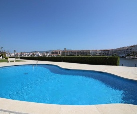 Apartment with a view of the canal and the communal pool