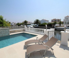 Charming Holiday Home in Empuriabrava with Pool