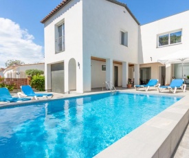 Goldhome - New house with private heated pool, parking, wifi, games room