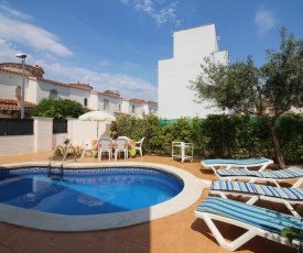 Holiday home in Empuriabrava with a private swimming pool