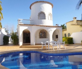 House near the canal in Empuriabrava with three bedrooms and private pool