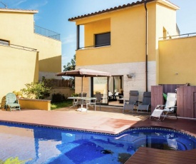 Pretty Holiday Home in Sant Pere Pescador with Swimming Pool