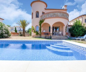 House for 4 with private swimming pool three hundred metres from the beach