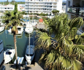 Apartamento con vistas al canal en residencia con piscina