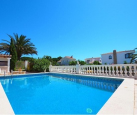 Villa in Empuriabrava with private pool suitable for families up to 6 people