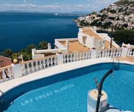 CASA CON VISTAS PANORAMICAS AL MAR y piscina comunitaria