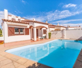 Cosy Holiday Home L'Escala with Swimming Pool