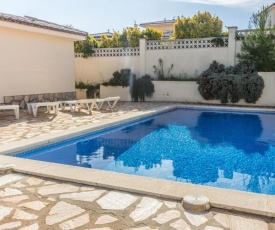 Relaxing Holiday Home in L'Escala with Swimming Pool