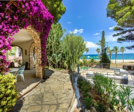 Villa with botanic garden in front of the beach