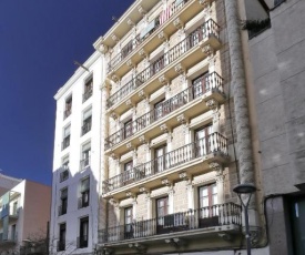 Beautiful 2 bedroom apartment close to Sagrada Familia. We are New Serviced Apartment, COME AND STAY WITH US!