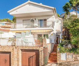 Amazing home in Lloret de Mar w/ WiFi and 3 Bedrooms