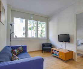 Great 2 Bed next to Arc de Triomf