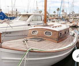 Port Forum, lovely wooden boat, two bikes included