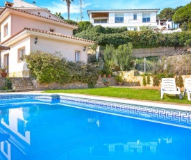 Villa in Lloret de Mar Sleeps 6 with Pool