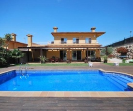 Villa in Lloret de Mar Sleeps 7 with Pool and WiFi