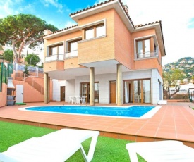 Villa in Lloret de Mar Sleeps 8 with Pool and Air Con