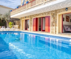 Lloret de Mar Villa Sleeps 10 with Pool and WiFi