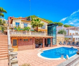 Lloret de Mar Villa Sleeps 12 Pool Air Con WiFi