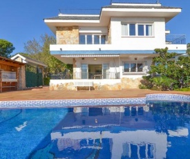 Lloret de Mar Villa Sleeps 15 Pool