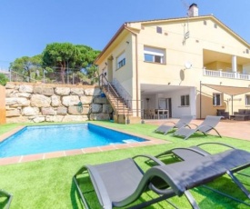 Lloret de Mar Villa Sleeps 6 Pool Air Con WiFi