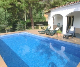 Lloret de Mar Villa Sleeps 7 with Pool and WiFi