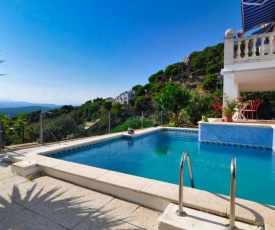 Lloret de Mar Villa Sleeps 7 with Pool and WiFi