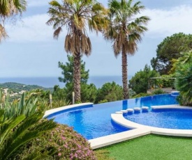 Lloret de Mar Villa Sleeps 8 Pool Air Con WiFi