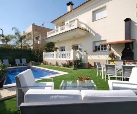 Lloret de Mar Villa Sleeps 8 Pool WiFi