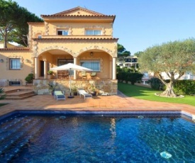 Lloret de Mar Villa Sleeps 8 Pool WiFi