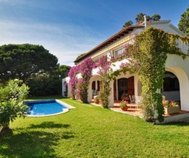 Lloret de Mar Villa Sleeps 8 with Pool Air Con and WiFi