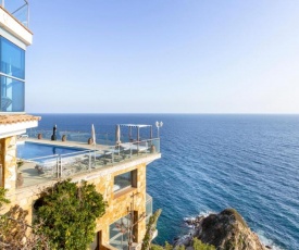 Lloret de Mar Villa Sleeps 8 with Pool and Air Con