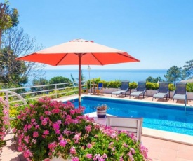 Lloret de Mar Villa Sleeps 9 Pool