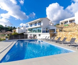 Lloret de Mar Villa Sleeps 9 Pool WiFi