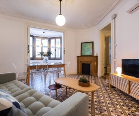 MODERNIST APARTMENT FOR LARGE GROUPS IN EIXAMPLE